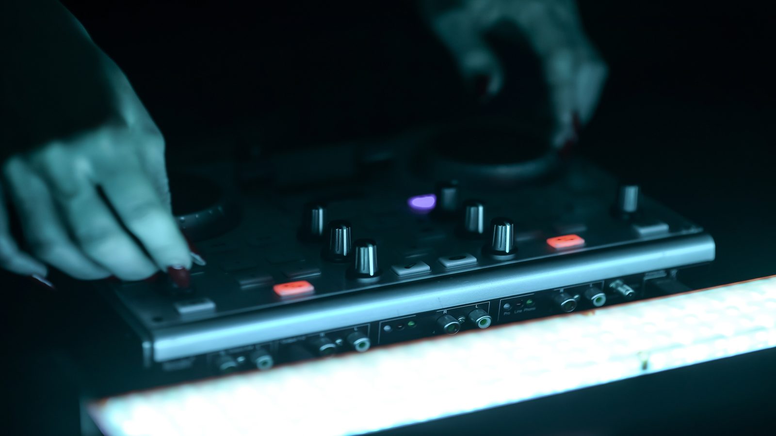 Audio interface with buffer size controls and waveform display