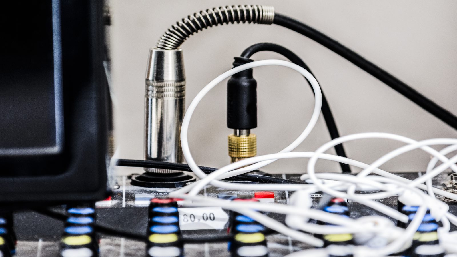 Audio interface measurement setup with loopback cables and analysis tools